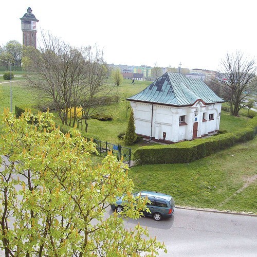 Widok na dawną żydowską kaplicę cmentarną przy ulicy Wodociągowej. Dziś to protestancki kościółek. Cmentarz znajdował się za kaplicą.