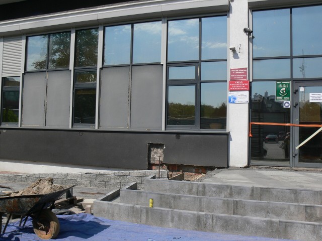 Starostwo Powiatowe w Sandomierzu remontuje  wejście do budynku, w którym pracuje Wydział Komunikacji.