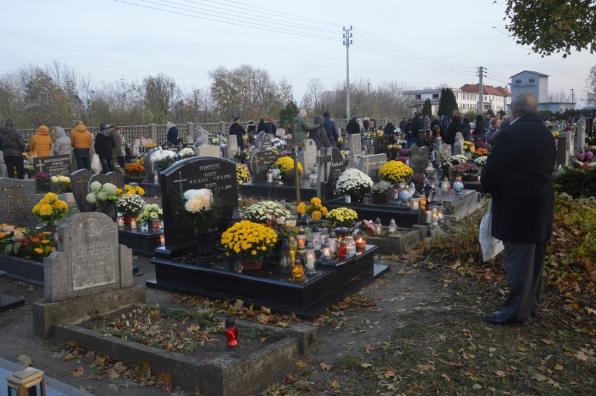 Mieszkańcy Opola-Groszowic tłumnie odwiedzali cmentarz