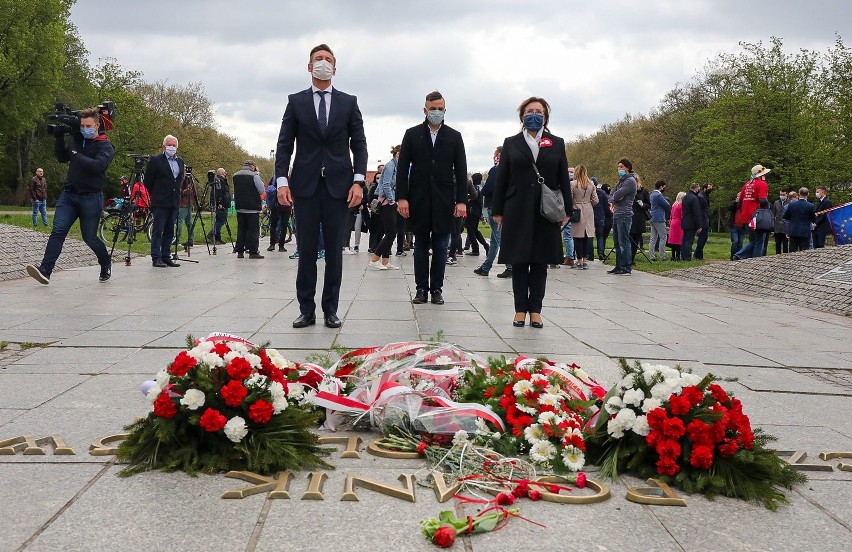 Święto Konstytucji 3 Maja w Szczecinie 2020. Kwiaty i protest przeciwko wyborom. Zobacz zdjęcia
