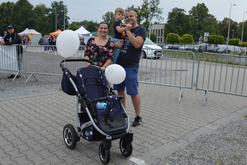 Krzeszowice. Tłumy na placu targowym. Święto gminy z Verso, Łzami i Kudłatkiem