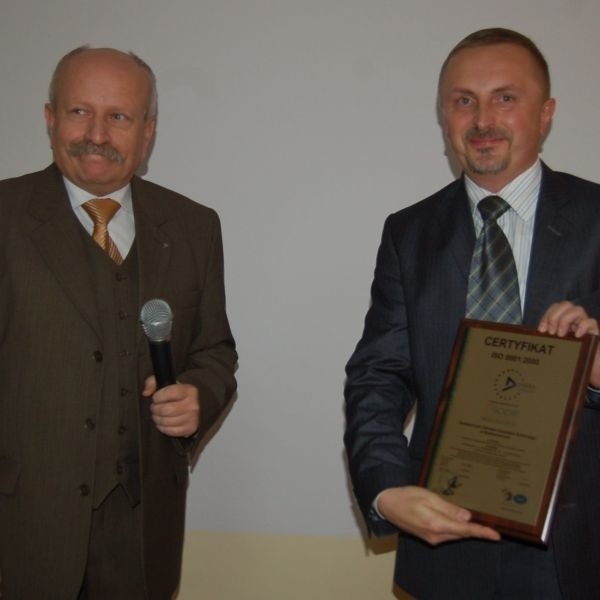 Dyrektor Dariusz Okła odebrał certyfikat dla ośrodka od Józefa Patkaniowskiego z firmy nadzorującej proces certyfikacji.