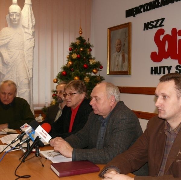 Konferencja prasowa z udziałem Międzyzwiązkowego Komitetu Protestacyjnego, drugi z prawej przewodniczący "S&#8221; Henryk Szostak.