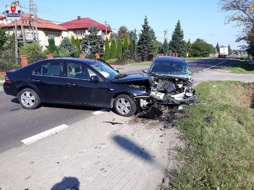 Gołaszyn: Kierowca peugeota wjechał w dwa samochody. Prawdopodobnie zasnął za kierownicą
