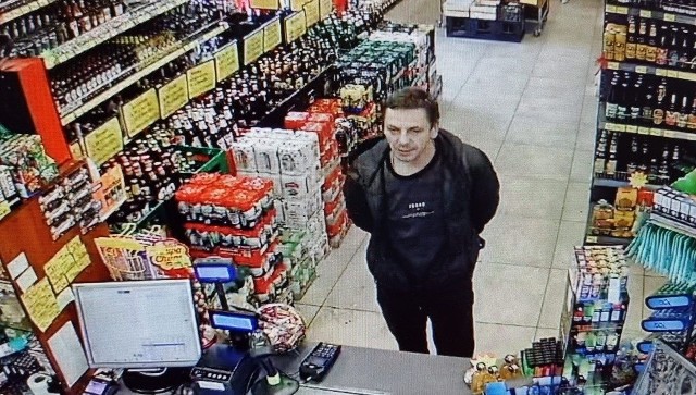 Policja w Wodzisławiu Śląskim prosi o kontakt osoby, które rozpoznają tego mężczyznę. 14 stycznia uszkodził drzwi w sklepie w Połomi