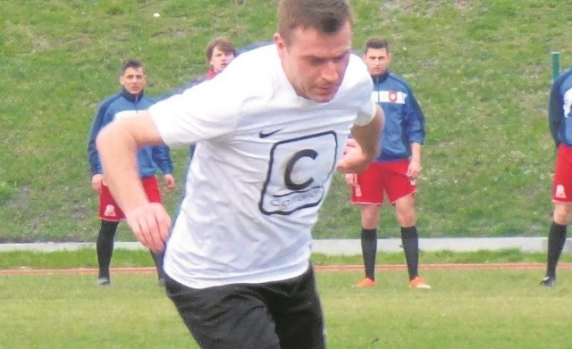 Łukasz Łakota stał się postrachem bramkarzy w czwartej lidze. W meczu z Łagowem "Boski" dwukrotnie trafił do siatki rywali.