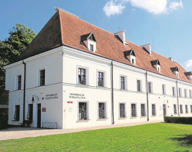 Pałac Anny Wazówny w Brodnicy mieści się przy ul. Zamkowej, na wprost ruin zamku i parku Anny Wazówny, obok park Chopina.