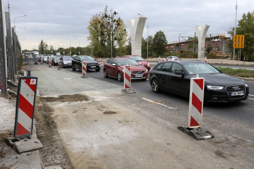 Gigantyczne korki na Psim Polu. Powstaje nowa kładka dla pieszych (ZDJĘCIA)