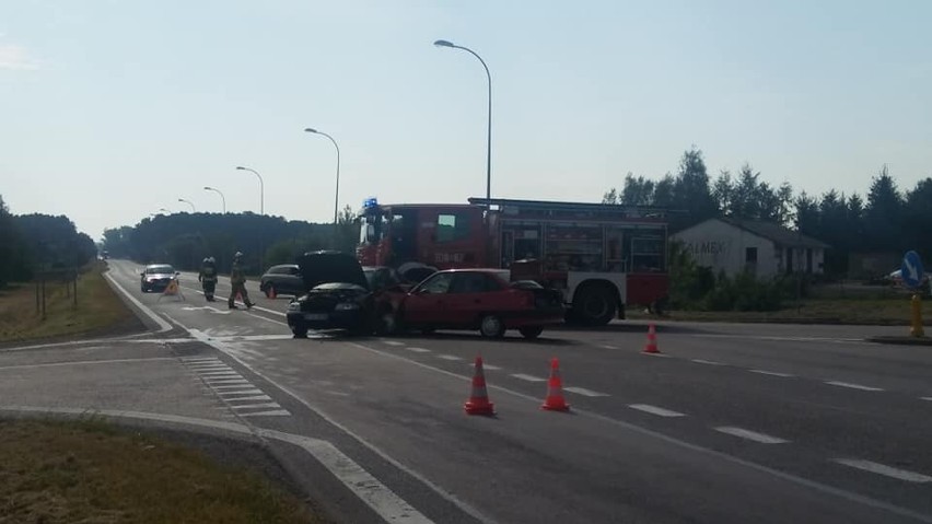 Zawady. Wypadek na DK 64. Audi zderzyło się z oplem. Jedna osoba trafiła do szpitala [ZDJĘCIA]