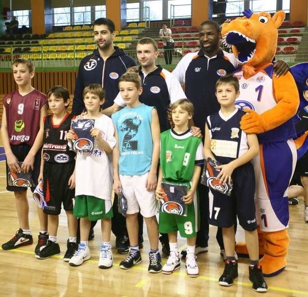 Mali uczestnicy campu wraz z koszykarzami Rosy (od lewej): Slavenem Ćupkoviciem, Jakubem Zalewskim i Kimem Adamsem.