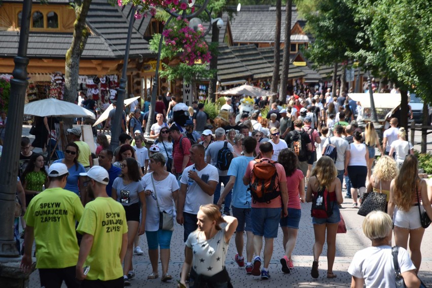 Zakopane. Półmetek wakacji. Tłumy pod Giewontem [ZDJĘCIA]