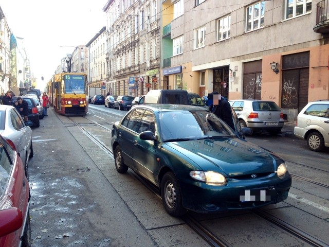 Na ul. Gdańskiej doszło do kolizji osobowego hyundaia z tramwajem linii 15.