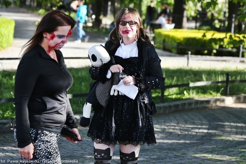 Zombie Walk we Wrocławiu. 300 osób przeszło w marszu żywych trupów (ZDJĘCIA)