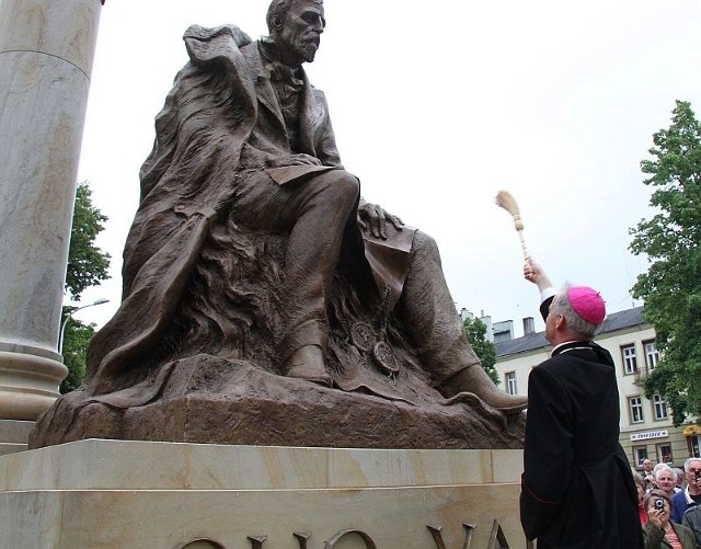 Biskup Marian Florczyk pobłogosławił pomnik i pięknie rozwinął sentencję widniejąca na postumencie: Wszyscyśmy braćmi.