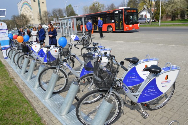 Stacja miejskich rowerów na Placu Piłsudskiego. Można stąd ruszyć do trzech innych stacji rowerowych w różnych punktach miasta.