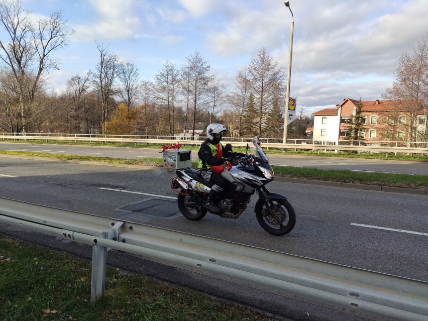 Motomikołaje w Bielsku-Białej: motocykliści zawieźli prezenty do domu dziecka, oddali też cześć ofiarom katastrofy w Szczyrku 