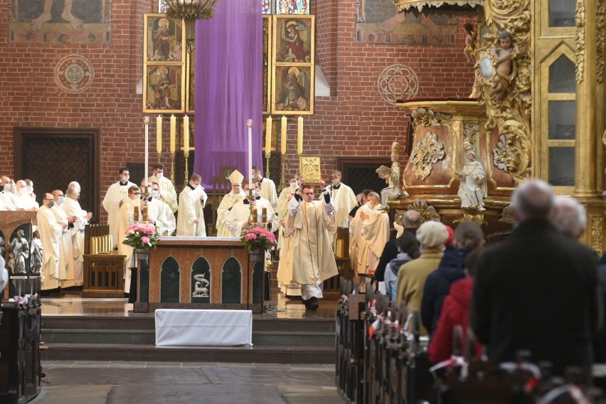 Msza krzyżma w katedrze św. Janów w Toruniu