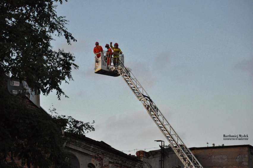 Na miejscu interweniowało 11 zastępów straży pożarnej.