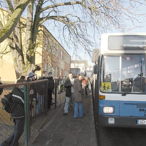 Ochroniarz i woźny nie pozwolili naszemu reporterowi swobodnie porozmawiać z uczniami i nauczycielami szkoły w Główczycach, mimo że "Głos Pomorza&#8221; jest aktywnym uczestnikiem ogólnopolskiej akcji "Szkoła bez przemocy&#8221;.