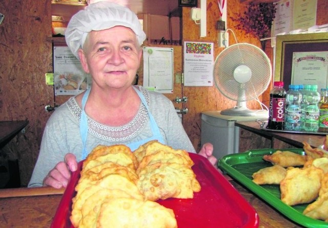 Teresa Biziewska codziennie smaży pierogi w przyczepie kempingowej w Wigrach, niedaleko klasztoru. Realizuje też zamówienia na różnego rodzaju uroczystości. Piecze także sękacze oraz robi mrowiska.