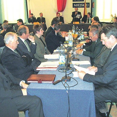 Obecny radny, a były burmistrz Stanisław Kozłowski (pierwszy z lewej) skrytykował wzrost wysokości podatków od nieruchomości