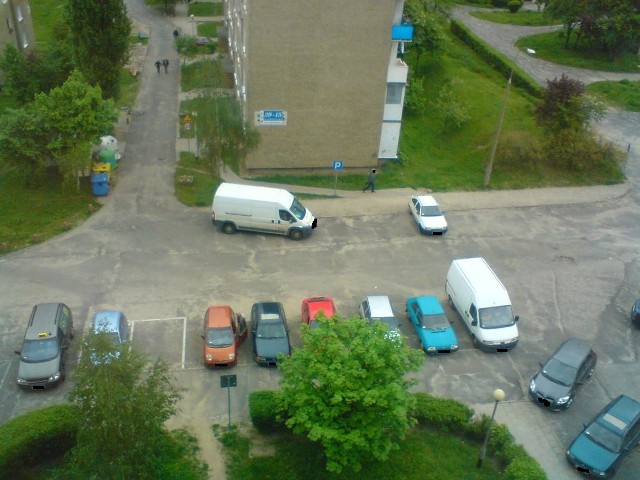 Zdjęcie zrobione przy ulicy Powstańców Warszawy. Kierowca dostawczego peugeota zaparkował samochód w poprzek tak, że zablokował trzy miejsca parkingowe...