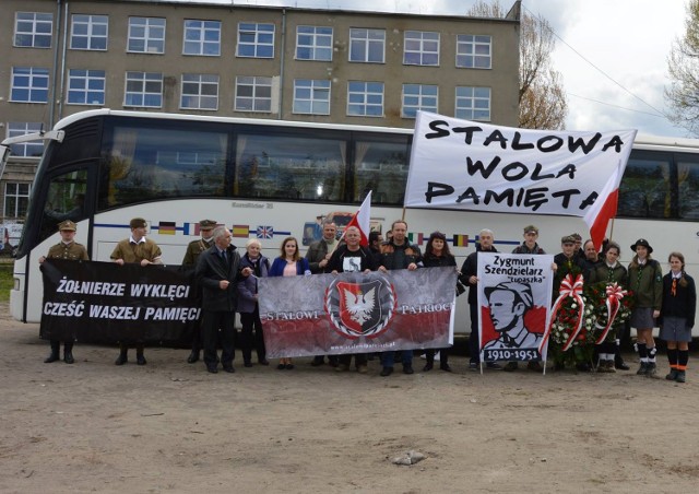 Delegacja członków Stowarzyszenia „Stalowi Patrioci”, stalowowolscy harcerze oraz Młodzieży Wszechpolskiej.