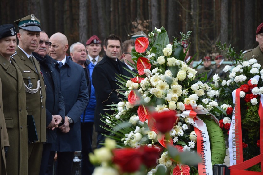 Obchody rocznicy katastrofy smoleńskiej przy grobie gen. Tadeusza Buka w Spale oraz start 9. Sztafety pamięci gen. Buka [ZDJĘCIA, FILM]