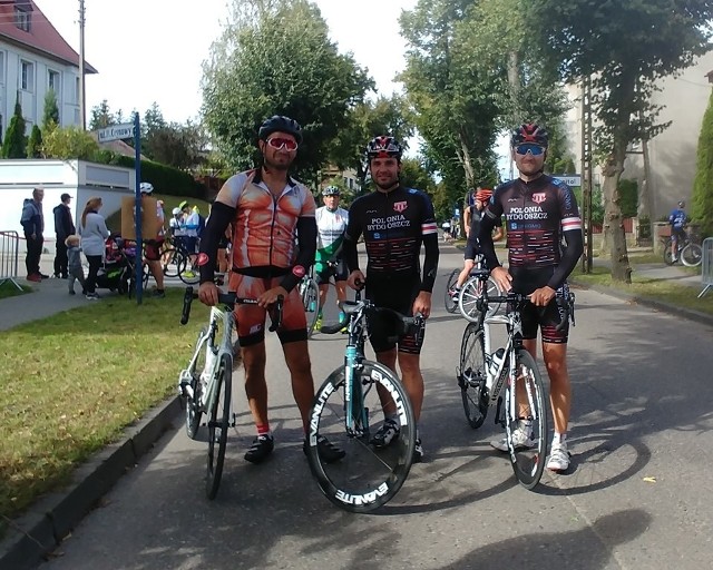 Dwóch cyklistów Polonii Bydgoszcz wystartowało w wyścigu w Kartuzach, który kończył cykl Energa Cyklo Cup.Kolarze-amatorzy mieli do pokonania 41 kilometrów, uporali się z tym dystansem przy średniej prędkości 39,6 km/godz.Dwunasty na mecie był Maciej Bączkowski z Klubu Kolarskiego Polonia Bydgoszcz (na głównym zdjęciu zdjęciu z prawej), co dało mu 2. miejsce w kategorii wiekowej M4.4. lokatę w kat. M3 zajął w Kartuzach Michał Gąsiorowski (na zdjęciu w środku). Gąsiorowski był też czwarty w całym cyklu Energa Cycklo Cup.ZOBACZ ZDJĘCIA Z RYWALIZACJI POLONII W KARTUZACH >>>