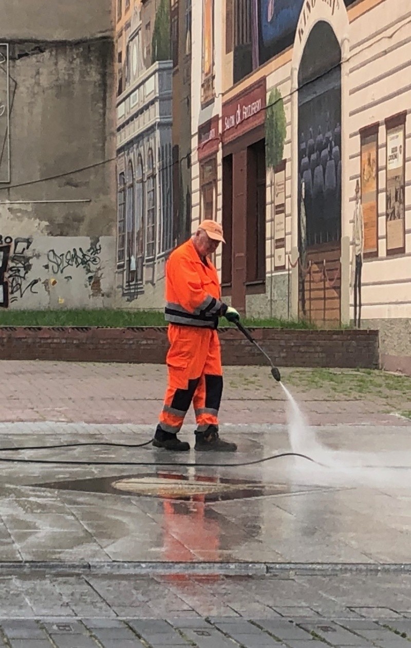 Dokładne mycie całej ulicy trwa około tygodnia. ŁZUK czyści...