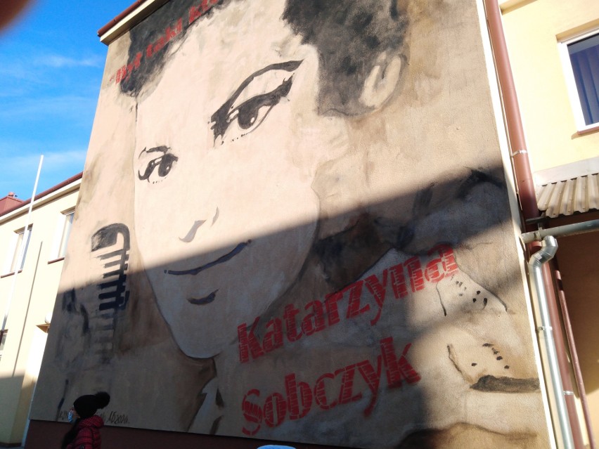 W Tyczynie powstał mural dla upamiętnienia wokalistki Kasi Sobczyk