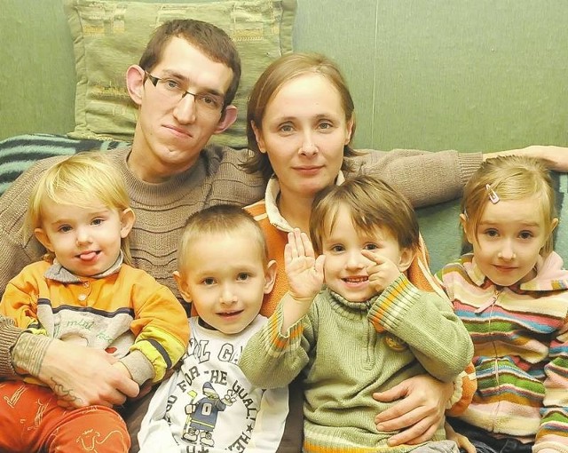Rodzina Grzeszkowiaków ze swoimi pociechami: Marysią, Mateuszem, Łukaszem i Kasią