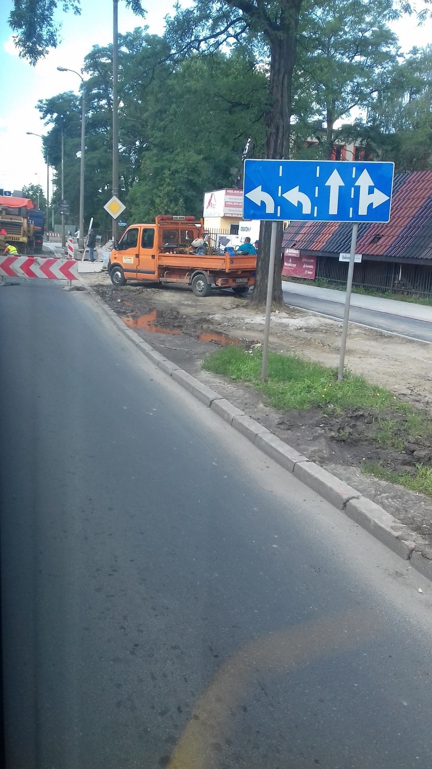 Kraków. Gigantyczne korki na Nowohuckiej. Bez zgody ZIKiT zwęzili jezdnię. A do tego awaria...