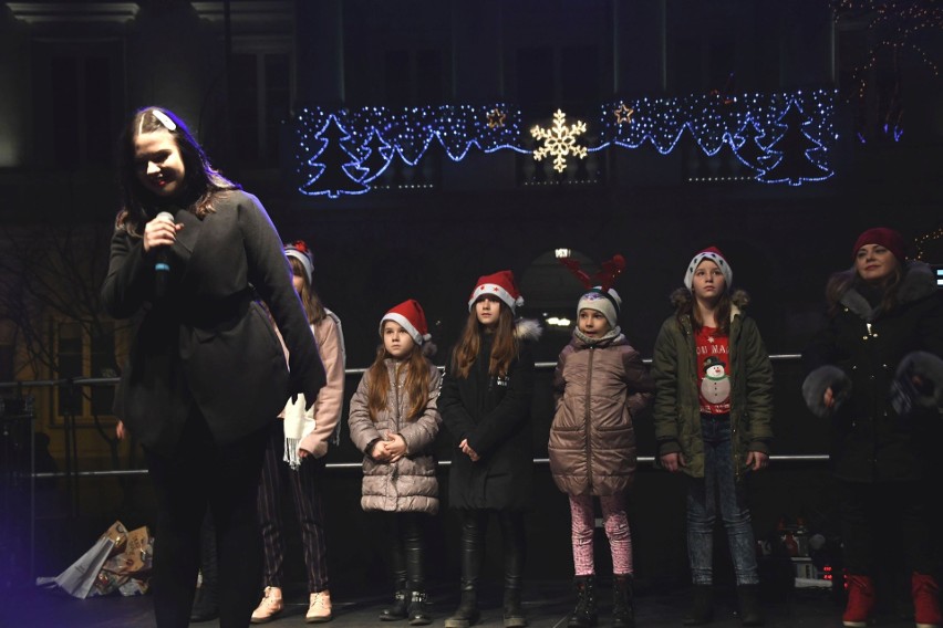 Jarmark Bożonarodzeniowy na kieleckim Rynku. Wokalne popisy na scenie