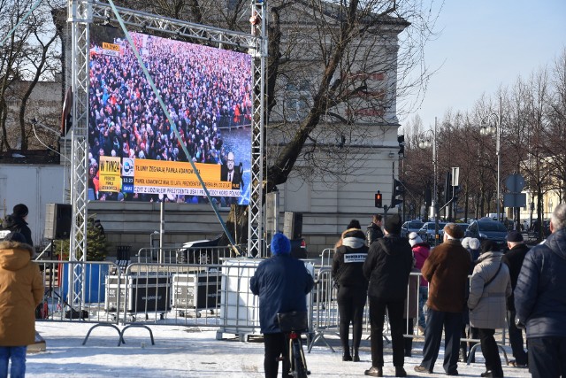 Częstochowianie oglądają wspólnie na placu Biegańskiego pogrzeb prezydenta Adamowicza