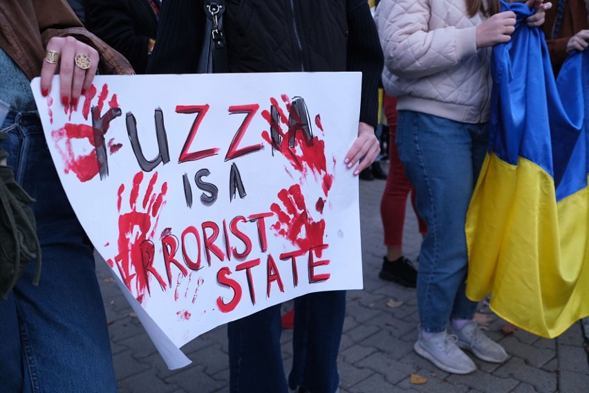 Mieszkańcy Warszawy protestują przeciwko działaniom Kremla....