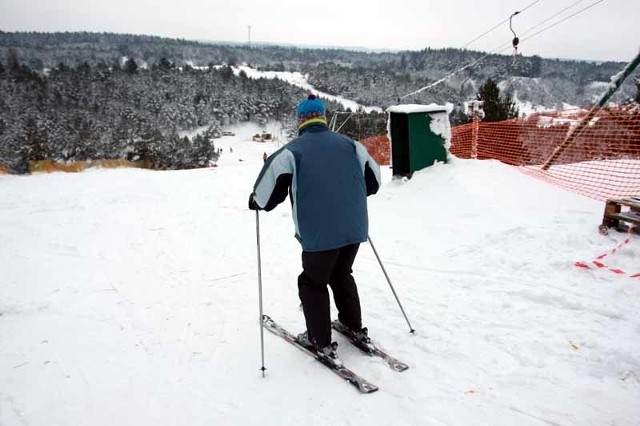 Tak wyglądał stok w Ogrodniczkach w poprzednim sezonie narciarskim. Wyciąg został oficjalnie otwarty na początku tego roku. Oświetlona, naśnieżona trasa zjazdowa przyciągnęła mnóstwo białostoczan.