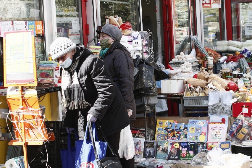 Koronawirus Łódź. Tłumy na widzewskim rynku. Czy to bezpieczne? Zobacz zdjęcia