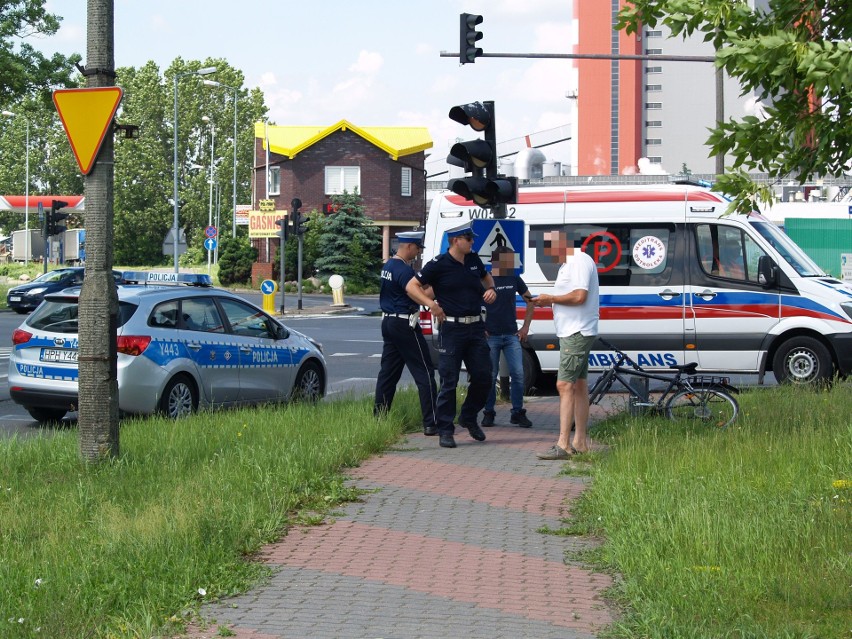 Ostrołęka. Potrącenie rowerzystki na skrzyżowaniu ul. Kołobrzeskiej i alei Wojska Polskiego, 18.06.2020. Zdjęcia