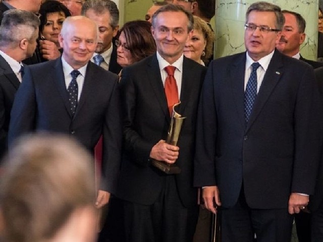 Nominowani do Nagrody Obywatelskiej wraz z prezydentem Bronisławem Komorowskim. Nagrodę trzyma prezydent Gdyni Wojciech Szczurek.