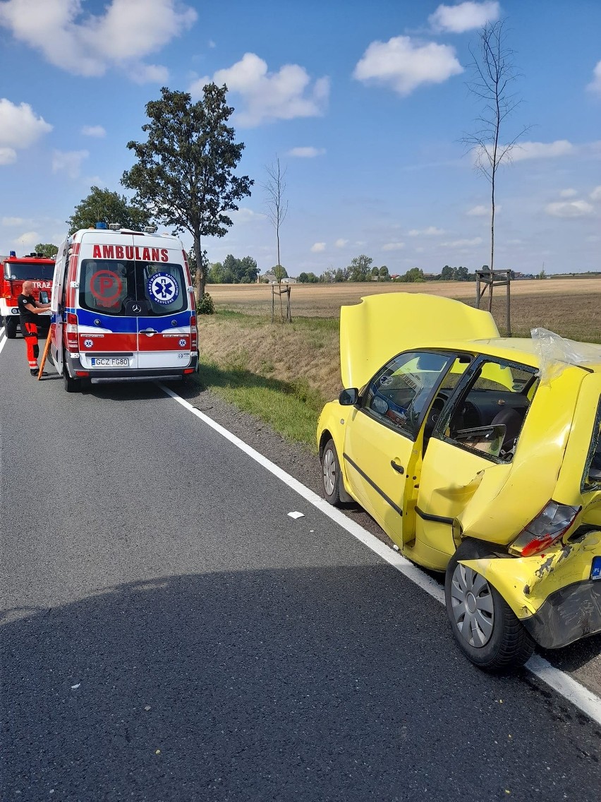 Poważny wypadek w Stołcznie (gmina Człuchów). Dwie osoby trafiły do szpitala. 25.08.2022 r. 