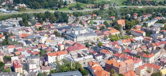 Wybory samorządowe, które wyłonią m.in. burmistrza miasta nad Wisłoką, Ropą i Jasiołką na kolejne pięć lat odbędą się w marcu bądź kwietniu 2024 roku