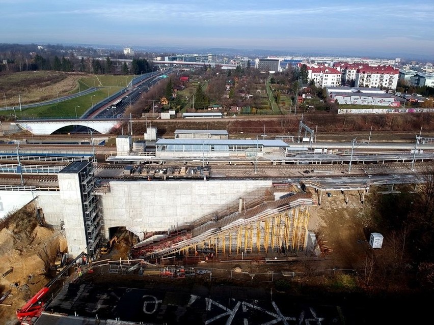 Kraków. Zaawansowane prace na budowie przystanku kolejowego w Bronowicach [ZDJĘCIA]