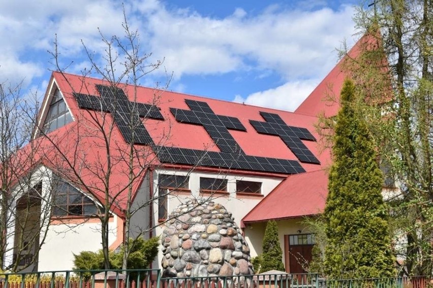 Fotowoltaiczne krzyże na dachu kościoła w Łubianie! Parafia szuka oszczędności, "liczymy, że będzie taniej"