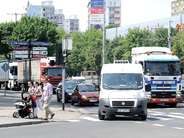 Tranzyt przejeżdża przez centrum Torunia m.in. przez Czerwoną Drogę