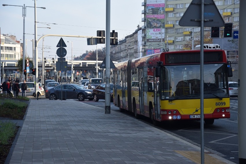 Niektórzy kierowcy MPK tamują ruch na ul....