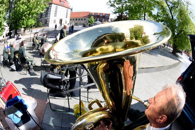 Pod znakiem zapytania stał plenerowy koncert Orkiestry Dętej Zastal. Wszystko przez kapryśną aurę, która w niedzielę przeplatała słońce i deszcz. Na szczęście muzykom udało się idealnie wstrzelić w okno pogodowe i mogli zagrać dla mieszkańców, Równo o 17.00 przestało padać i zaświeciło słońce.Koncert odbył się na placu przed filharmonią. Tłumów nie było, ale słuchaczy nie brakowało. - Nareszcie trochę normalności - mówił nam jeden z widzów. - Takich wydarzeń brakowało nam w czasie lockdownu. Wideo: Stary most w Cigacicach na godzinę zamienił się w... plan filmowy (materiał z 2016 r.)