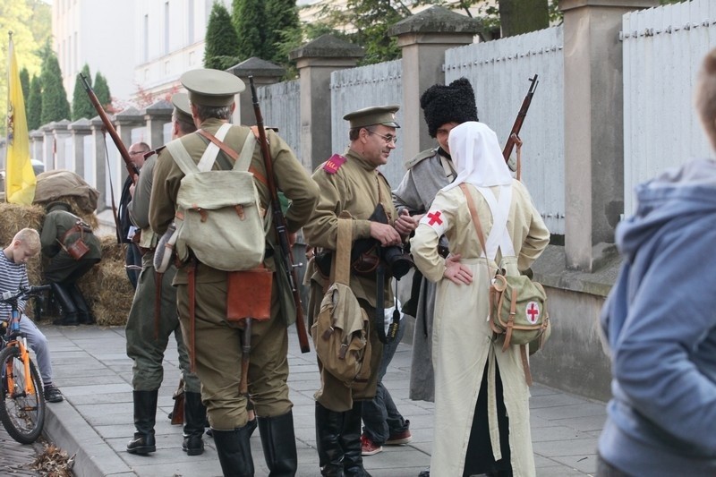 Piknik historyczny przed łódzką katedrą [zdjęcia]