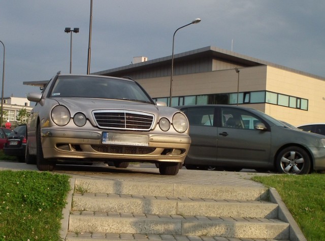 Na parkingu Aquparku przy ulicy Chrobrego kierowca mercedesa pozostawił auto blokując schodki.