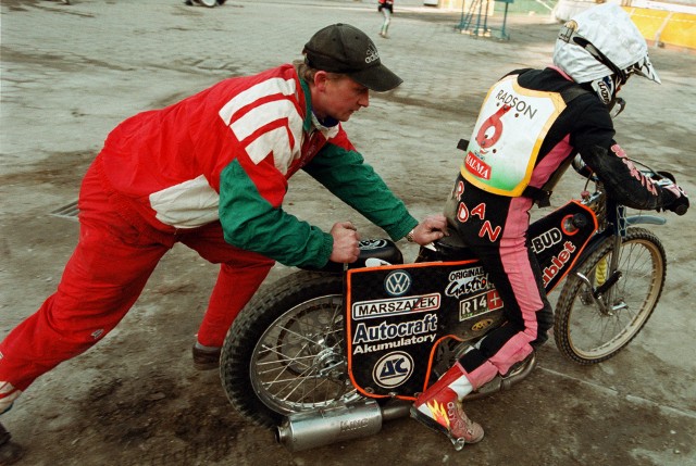 Odszukaliśmy w naszych archiwach zdjęcia ROW Rybnik sprzed 16 lat. W sporcie zmiany zachodzą bardzo szybko.Inne kaski, inne stroje, inne motocykle. Ech... Zobaczcie!